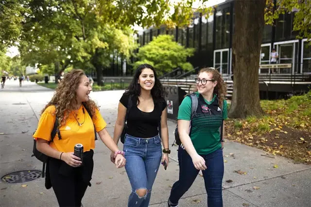 多名女学生走在校园里